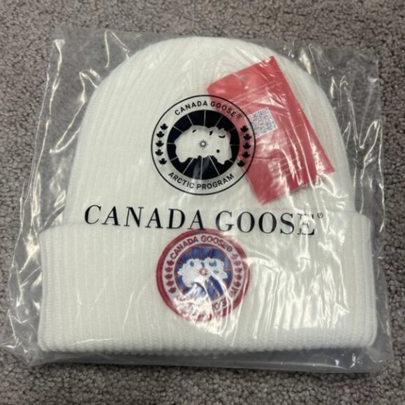 New Canada Hat Goose Cream Knit Hat with Tan Fur Pom - Picture 2 of 3